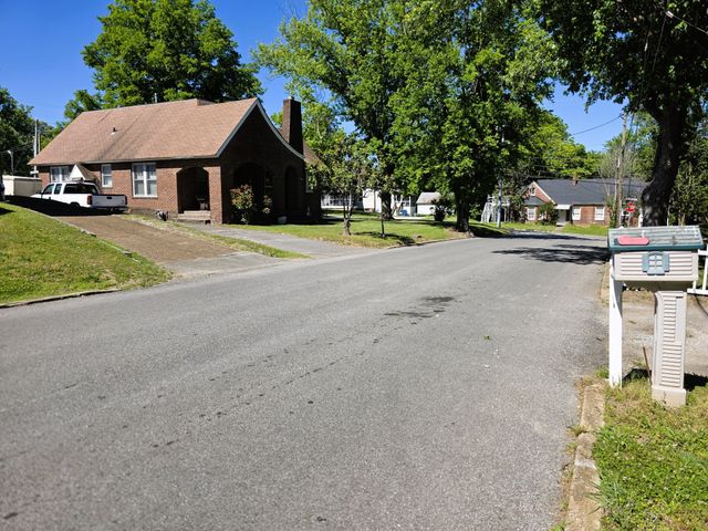 122 W Lake St, Camden, TN 38320