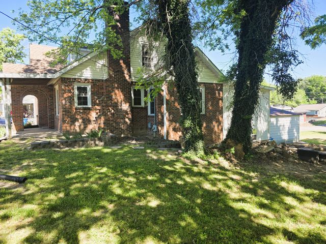 122 W Lake St, Camden, TN 38320