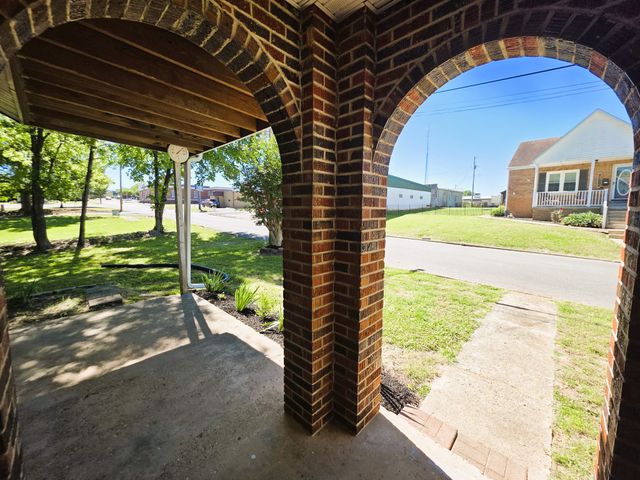 122 W Lake St, Camden, TN 38320