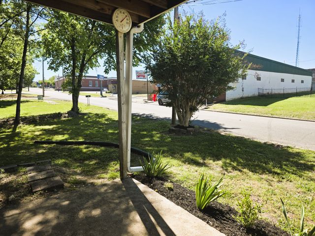 122 W Lake St, Camden, TN 38320