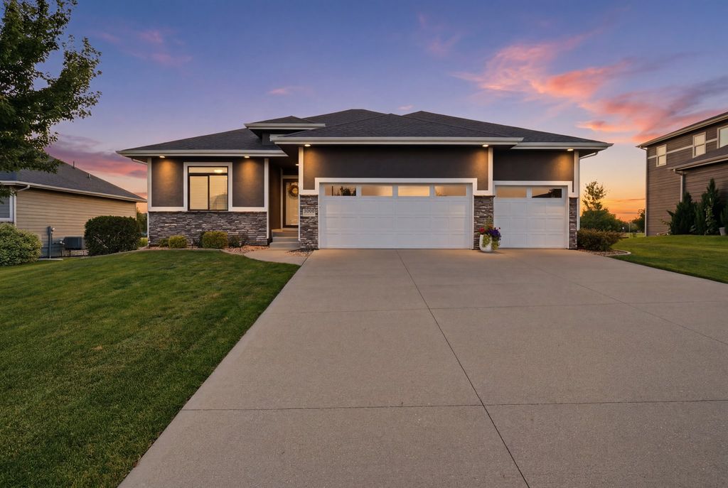 4002 NE Bellagio Circle, Ankeny, IA 50021