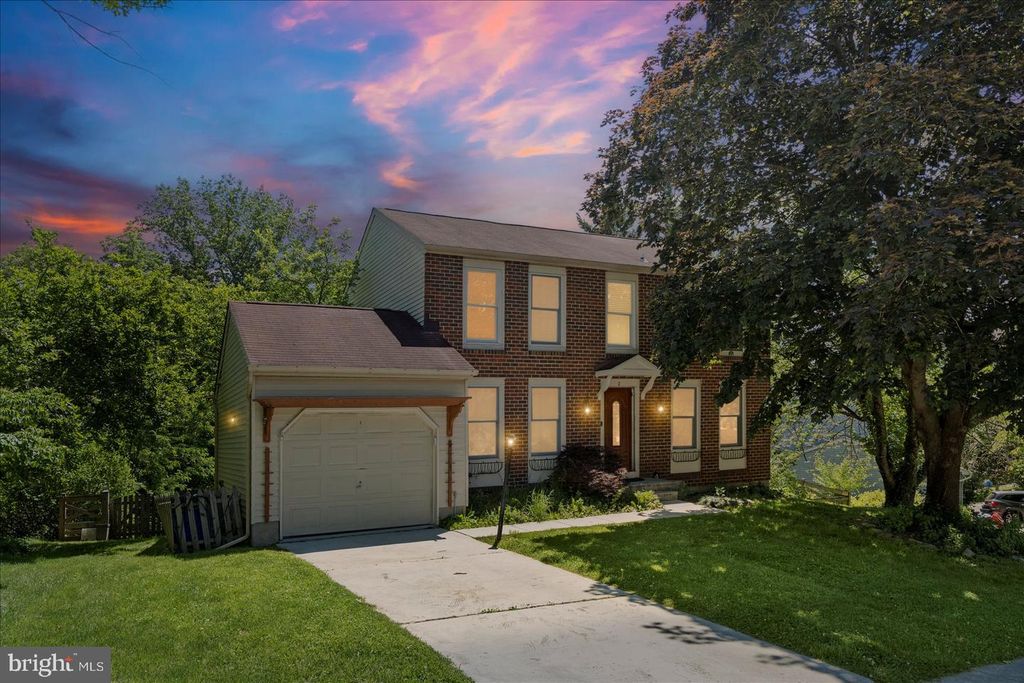 Image 1 of property listing at 2 TOPWOOD CT, Parkville, MD 21234