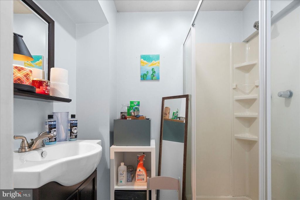 Image 10 of property listing at 2 TOPWOOD CT, Parkville, MD 21234