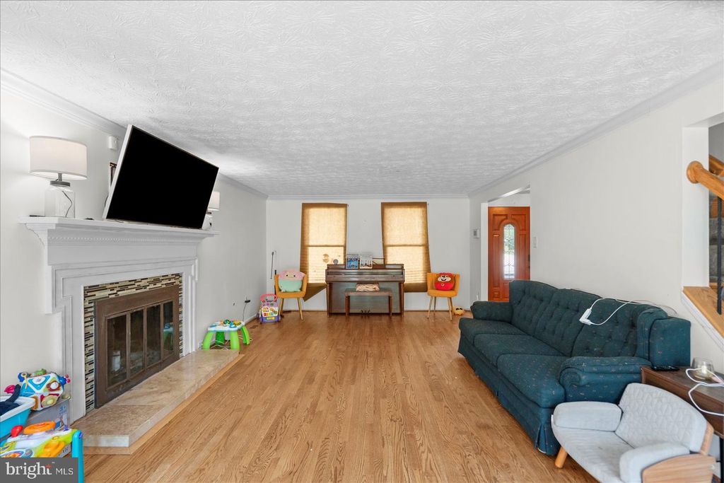 Image 13 of property listing at 2 TOPWOOD CT, Parkville, MD 21234