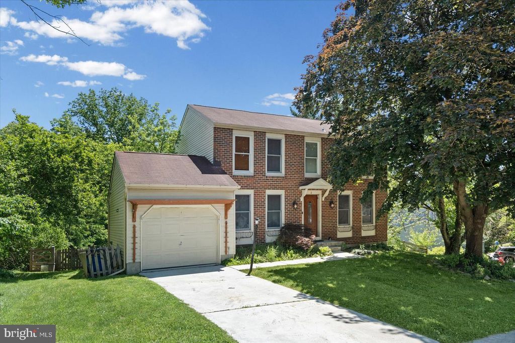 Image 2 of property listing at 2 TOPWOOD CT, Parkville, MD 21234