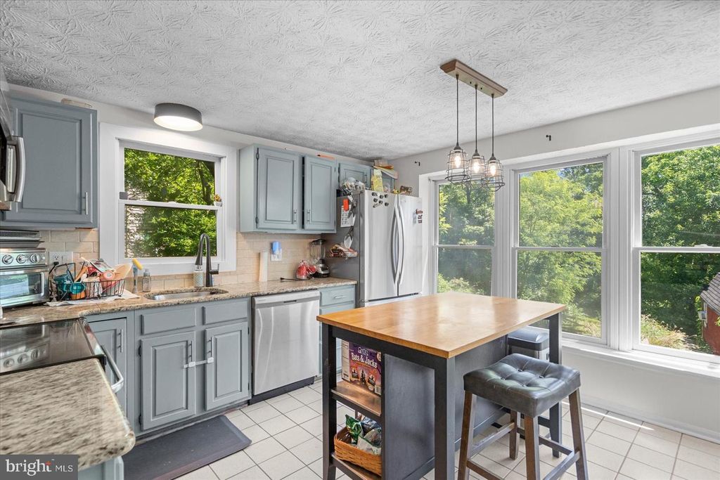 Image 4 of property listing at 2 TOPWOOD CT, Parkville, MD 21234