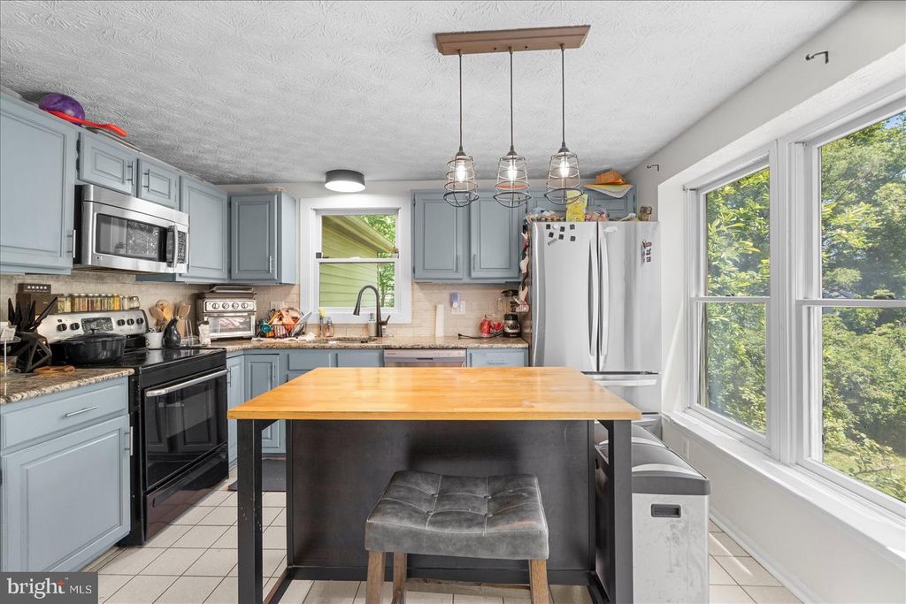 Image 5 of property listing at 2 TOPWOOD CT, Parkville, MD 21234