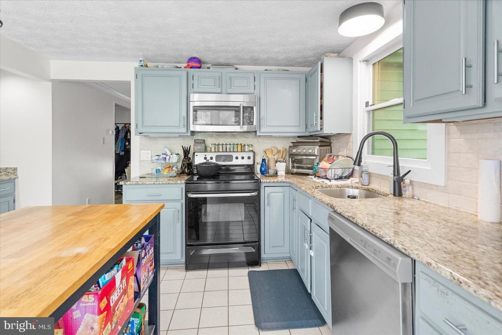 Image 6 of property listing at 2 TOPWOOD CT, Parkville, MD 21234
