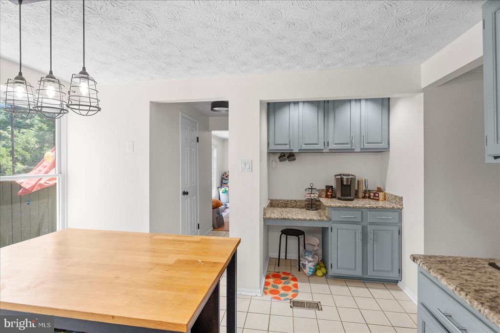 Image 7 of property listing at 2 TOPWOOD CT, Parkville, MD 21234