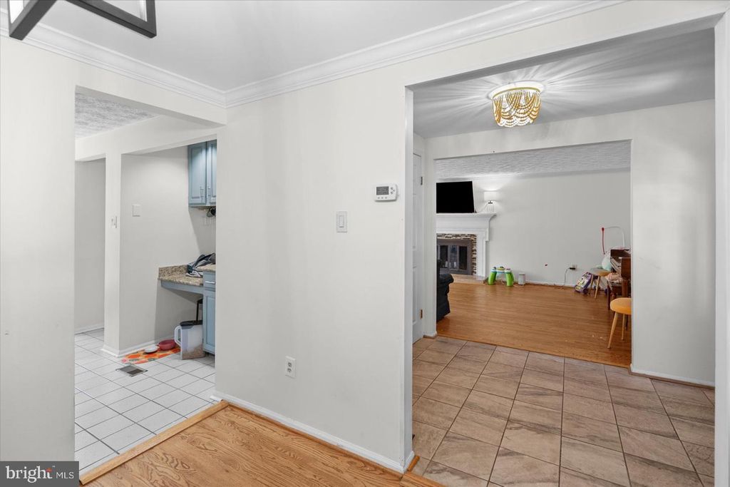 Image 8 of property listing at 2 TOPWOOD CT, Parkville, MD 21234