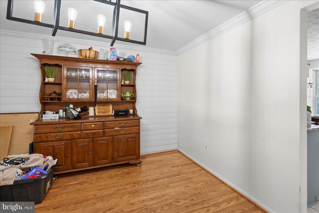 Image 9 of property listing at 2 TOPWOOD CT, Parkville, MD 21234