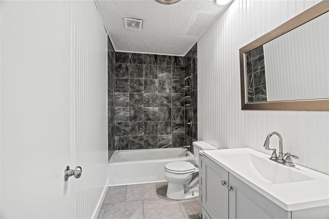 312 E Greenwood Lane, Mustang, OK 73064