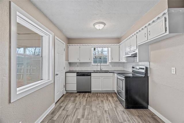 312 E Greenwood Lane, Mustang, OK 73064