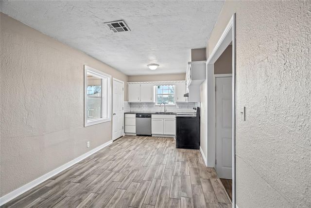 312 E Greenwood Lane, Mustang, OK 73064