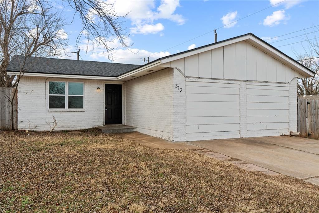 312 E Greenwood Lane, Mustang, OK 73064
