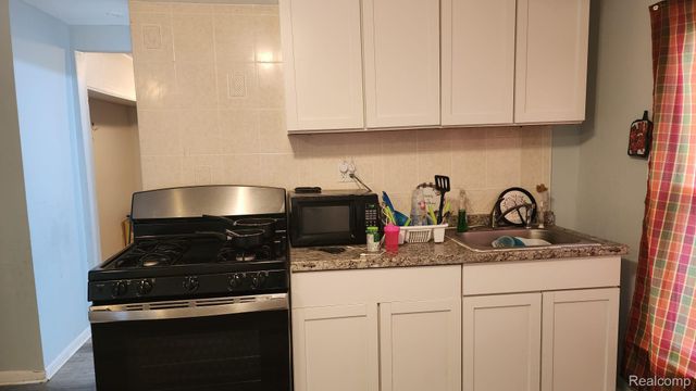 7542 Meadow Avenue, Warren, MI 48091