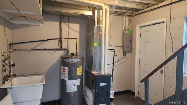 7542 Meadow Avenue, Warren, MI 48091