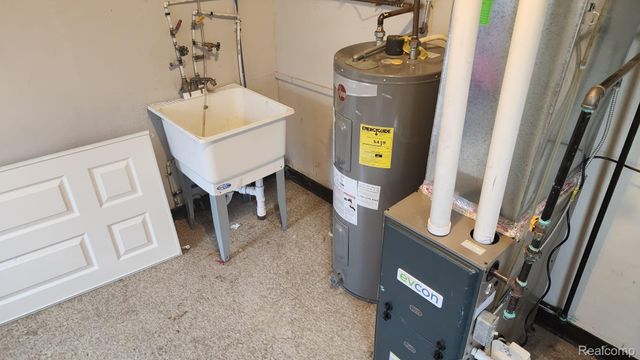 7542 Meadow Avenue, Warren, MI 48091