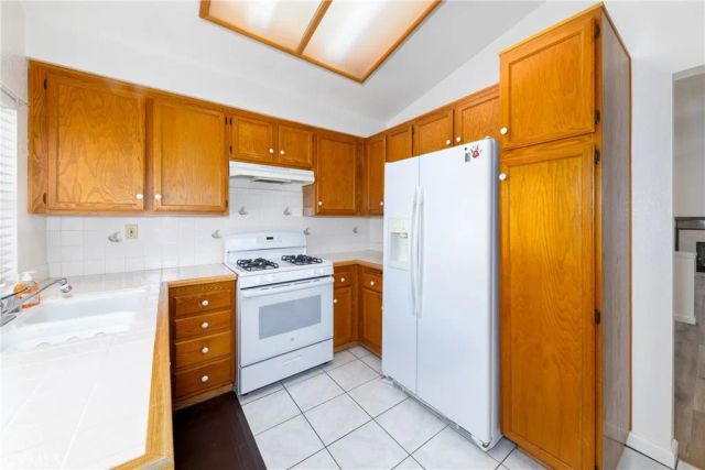 16880 Glennaire Avenue, Victorville, CA 92395