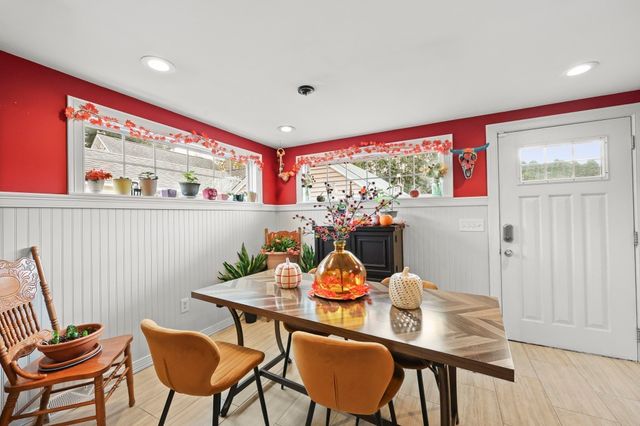 83 Oklahoma St, Springfield, MA 01104