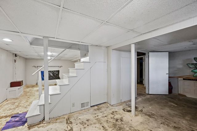 83 Oklahoma St, Springfield, MA 01104