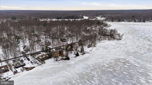 7698 LAKE SHORE DR, Pocono Lake, PA 18347