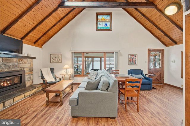 7698 LAKE SHORE DR, Pocono Lake, PA 18347