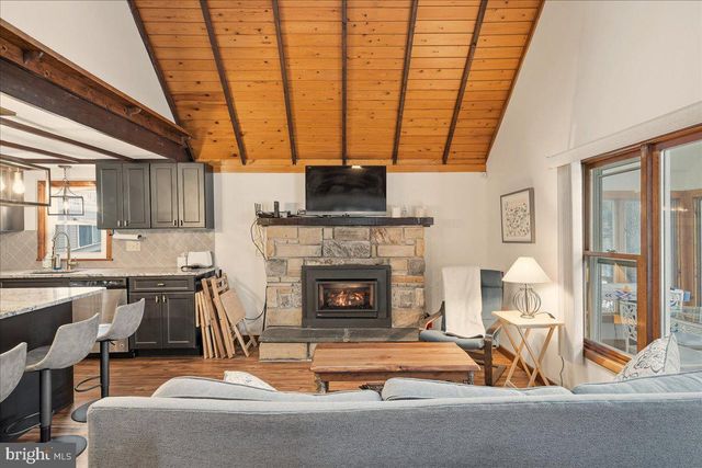 7698 LAKE SHORE DR, Pocono Lake, PA 18347