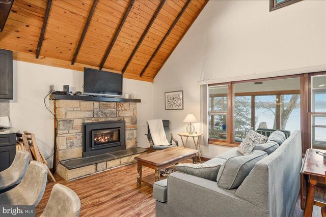 7698 LAKE SHORE DR, Pocono Lake, PA 18347