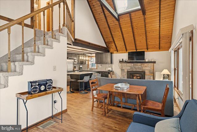 7698 LAKE SHORE DR, Pocono Lake, PA 18347