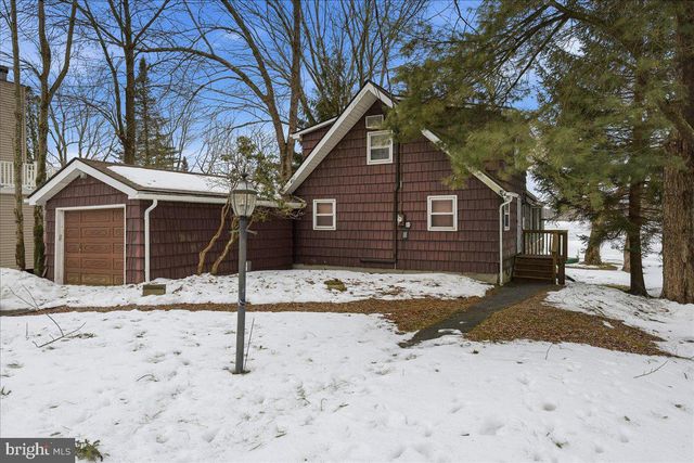 7698 LAKE SHORE DR, Pocono Lake, PA 18347