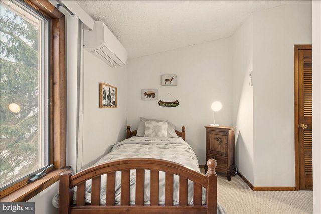 7698 LAKE SHORE DR, Pocono Lake, PA 18347