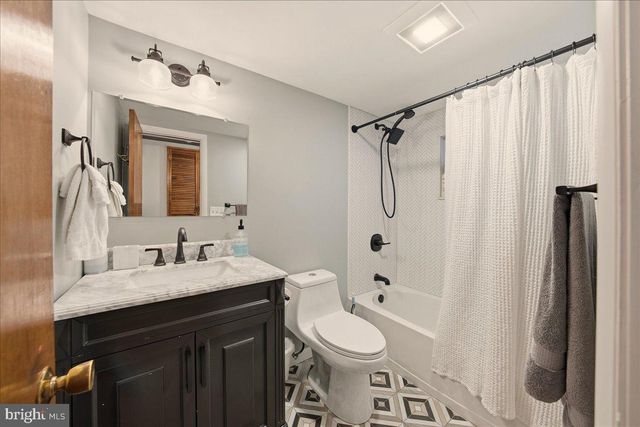 7698 LAKE SHORE DR, Pocono Lake, PA 18347