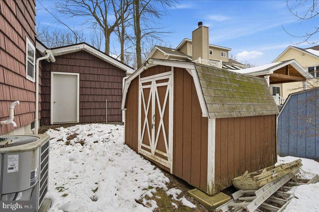 7698 LAKE SHORE DR, Pocono Lake, PA 18347