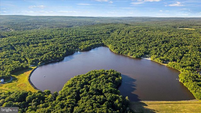 7698 LAKE SHORE DR, Pocono Lake, PA 18347