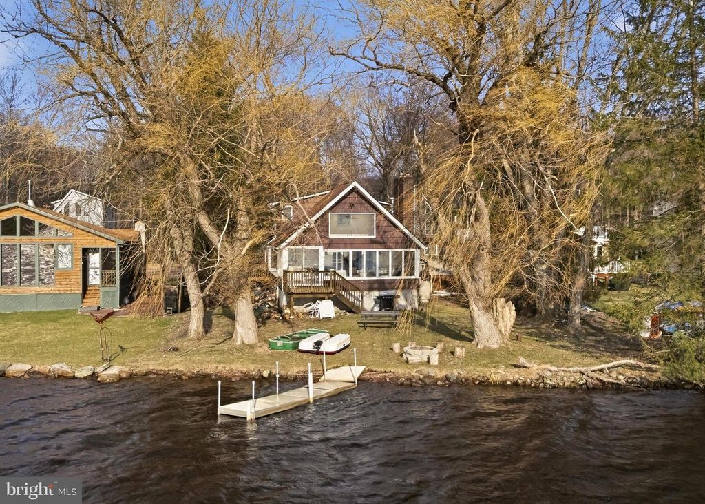 7698 LAKE SHORE DR, Pocono Lake, PA 18347