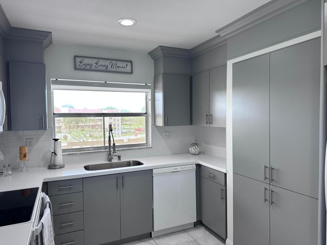 9300 Sunrise Lakes Boulevard 309, Sunrise, FL 33322