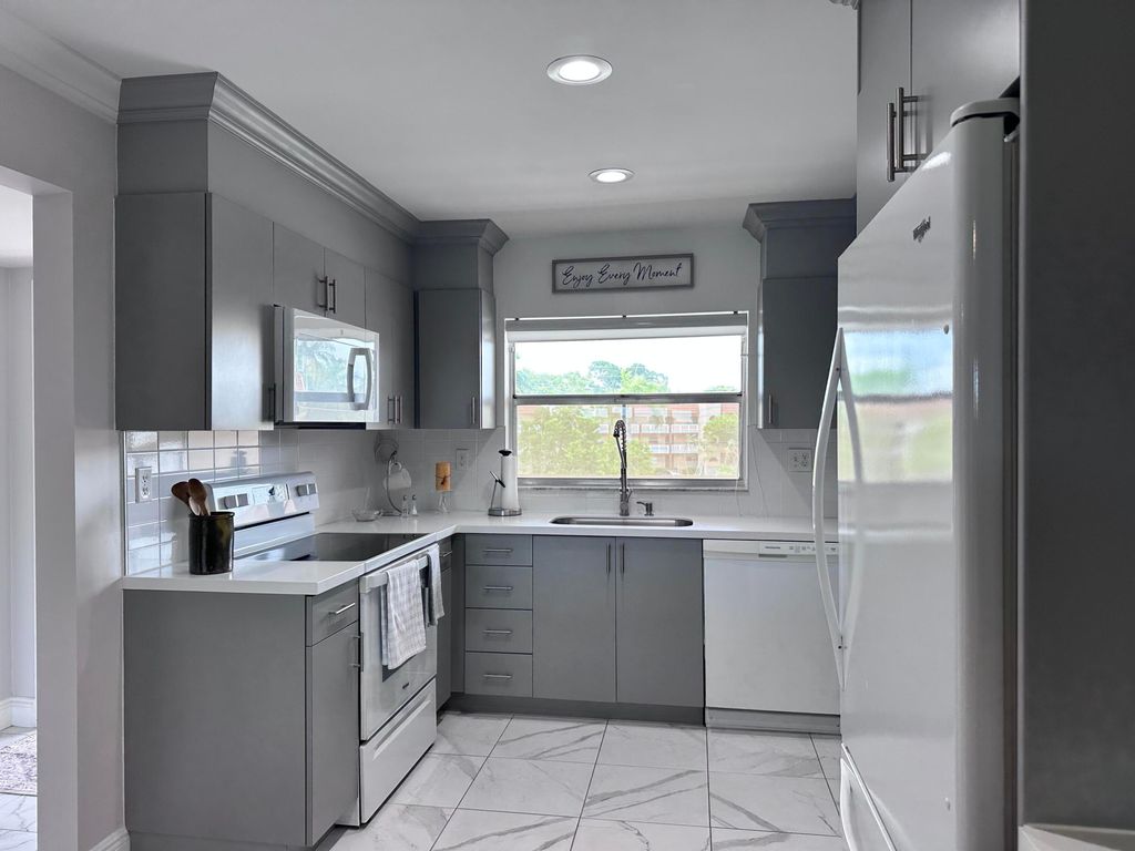 9300 Sunrise Lakes Boulevard 309, Sunrise, FL 33322