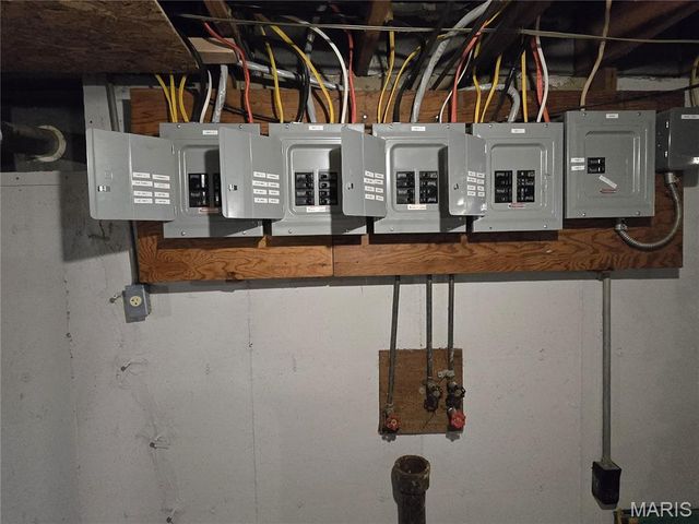 1 Bruce Drive, Florissant, MO 63031