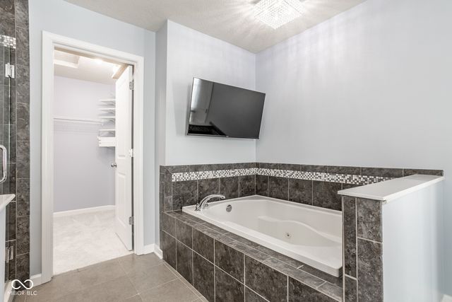 6178 Sugar Maple Drive, Zionsville, IN 46077