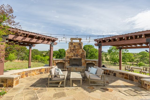 395 Bluff Creek, Center Point, TX 78010