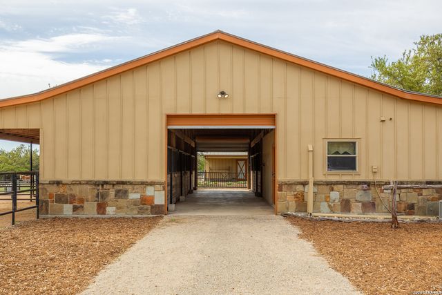395 Bluff Creek, Center Point, TX 78010