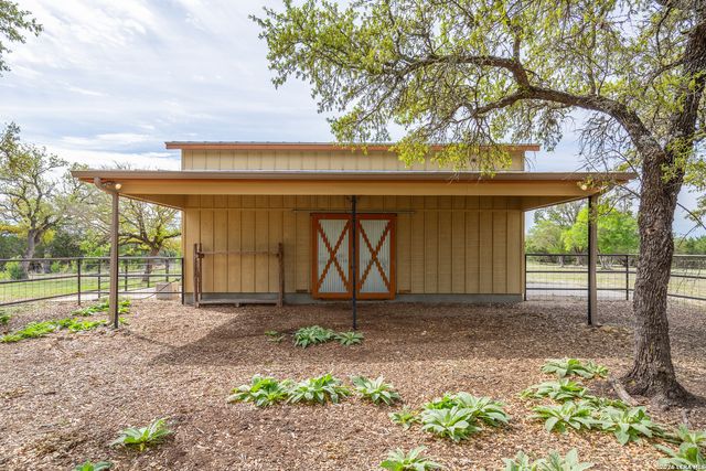 395 Bluff Creek, Center Point, TX 78010