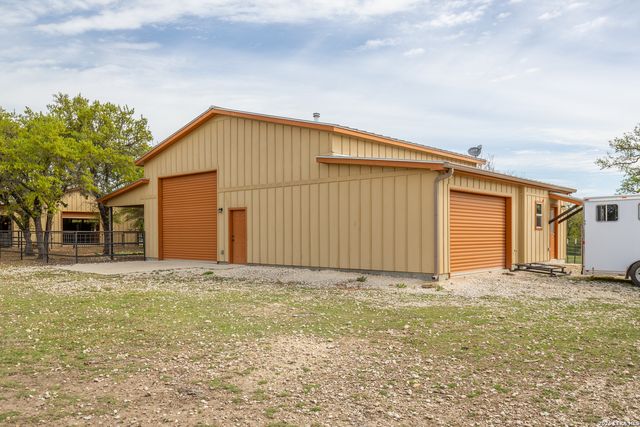 395 Bluff Creek, Center Point, TX 78010