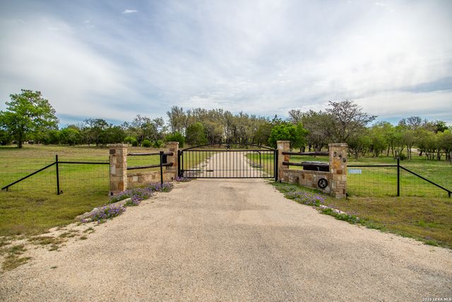 395 Bluff Creek, Center Point, TX 78010
