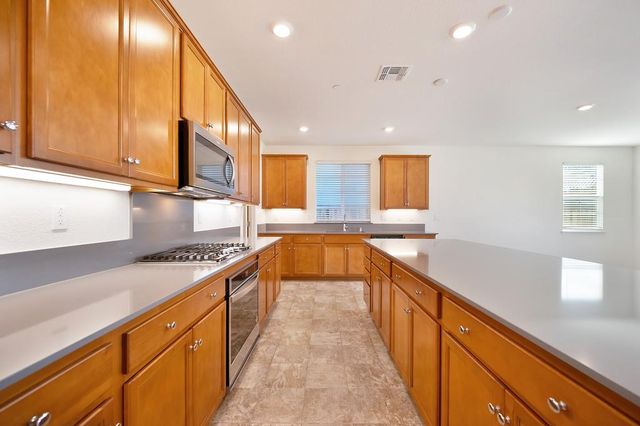 498 Central Pacific St, Lathrop, CA 95330