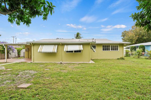 821 SE Solaz Avenue, Port St Lucie, FL 34983