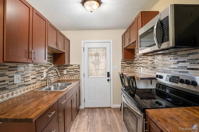 2182 E Boatfield Avenue, Burton, MI 48529