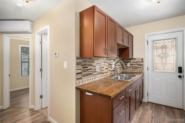 2182 E Boatfield Avenue, Burton, MI 48529
