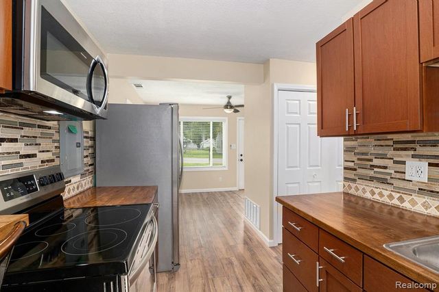 2182 E Boatfield Avenue, Burton, MI 48529